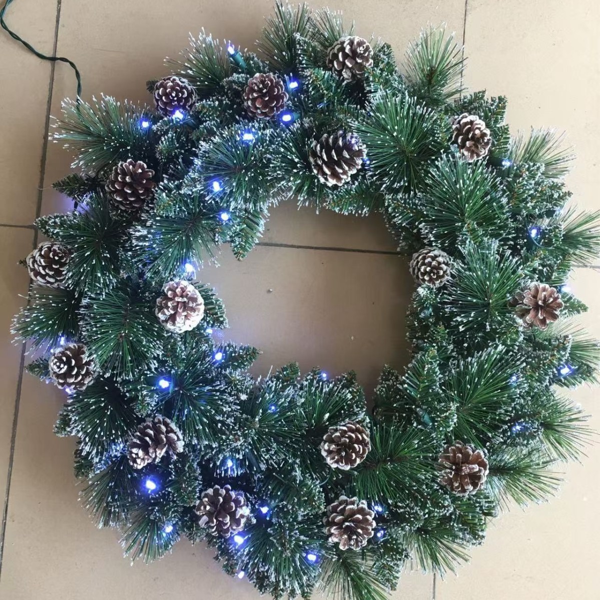 圣诞带灯装饰花环