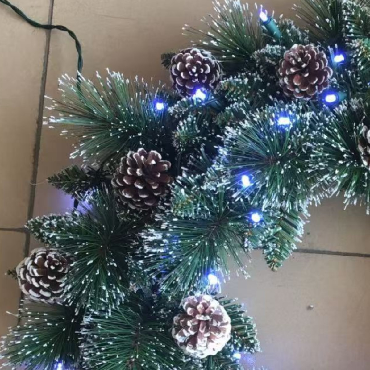 圣诞带灯装饰花环