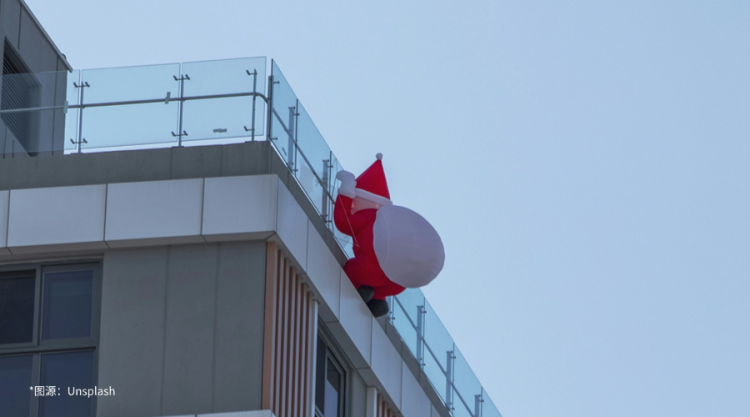 节庆装饰热度攀升，充气摆件增添氛围