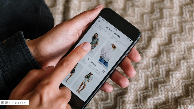 价格敏感顾客引领假日季电商热潮，推动在线销售增长