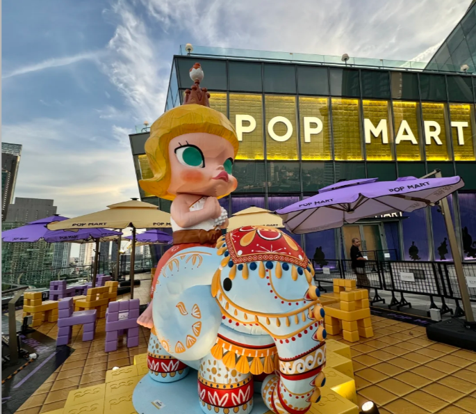 CRYBABY骑象入暹罗：泡泡玛特东南亚最大旗舰店落成 | 品牌出海