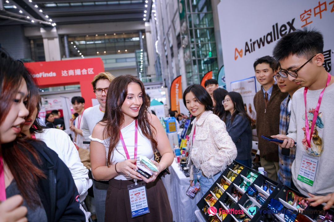 FastMoss展会挤爆了！首日到场超3.2w人！200+顶级达人现场选品，多渠道曝光100w+，明日更精彩