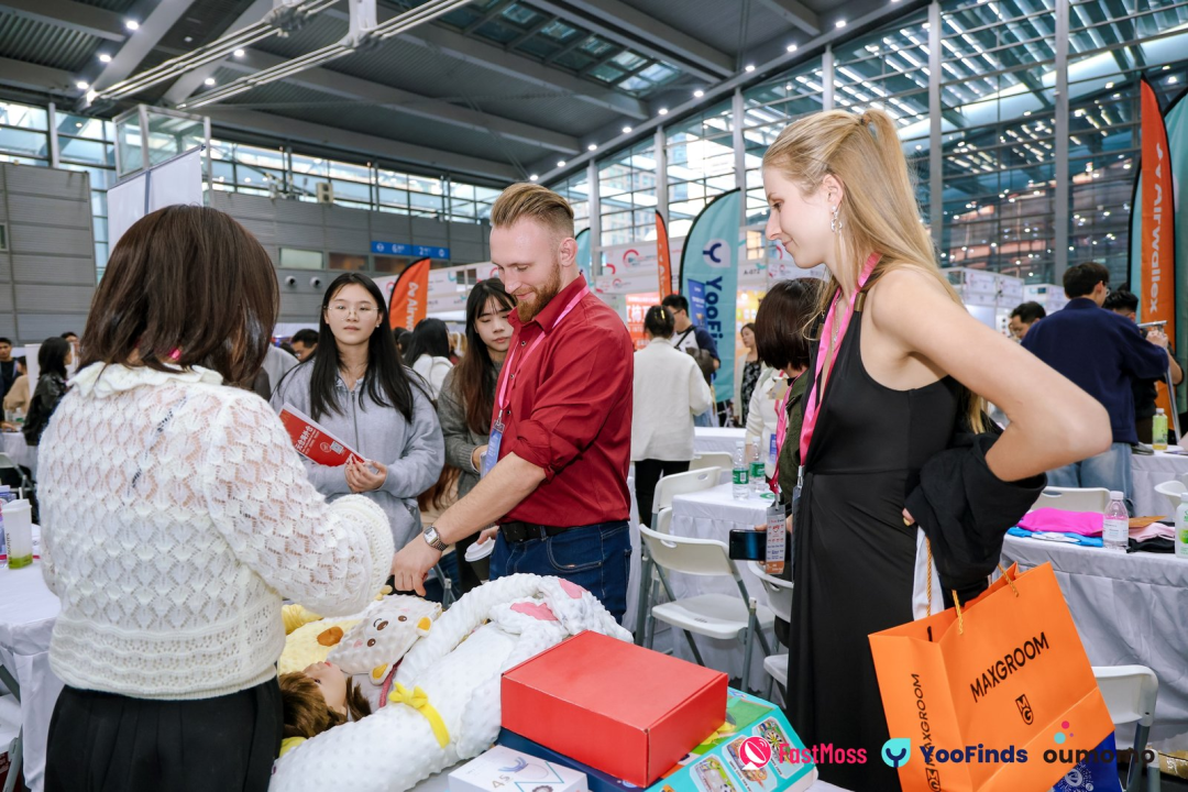 FastMoss展会挤爆了！首日到场超3.2w人！200+顶级达人现场选品，多渠道曝光100w+，明日更精彩