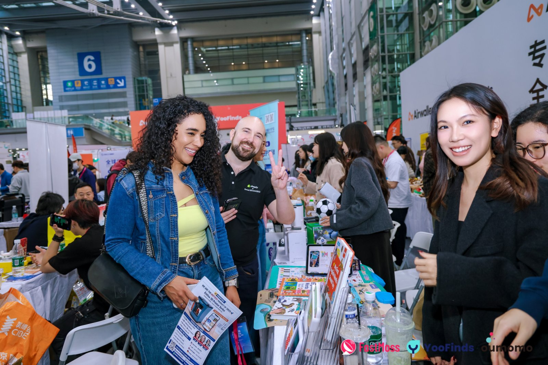 FastMoss展会挤爆了！首日到场超3.2w人！200+顶级达人现场选品，多渠道曝光100w+，明日更精彩