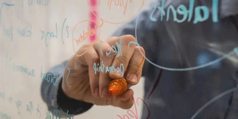 为什么卖手电筒的傲雷能活14年还上市？