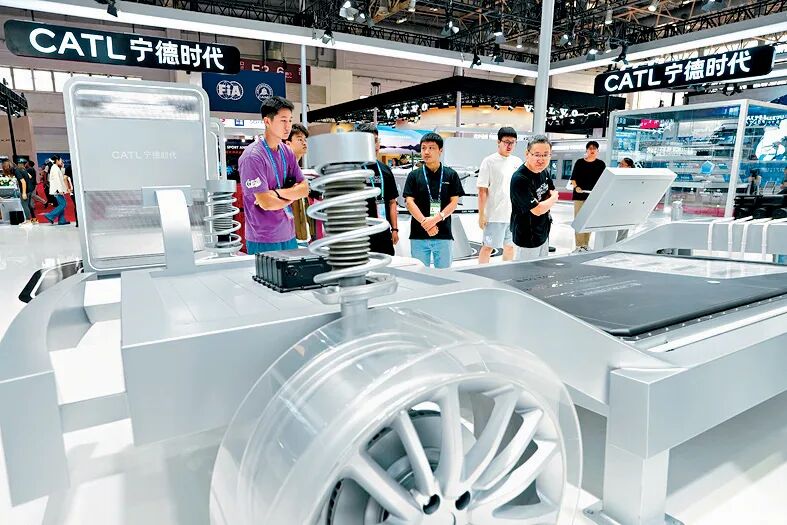 中国制造业的两张出海王牌同时出手：奇瑞押注AI，宁德时代抢钱去全球